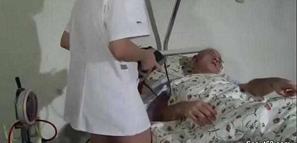  Krankenschwester hilft alten Patienten mit einem Fick im KH